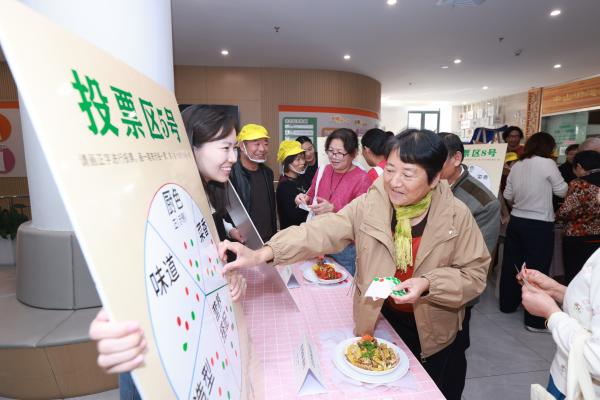 1761637525613502.jpg 百事志愿者协助老人对营养餐进行评分-小.jpg