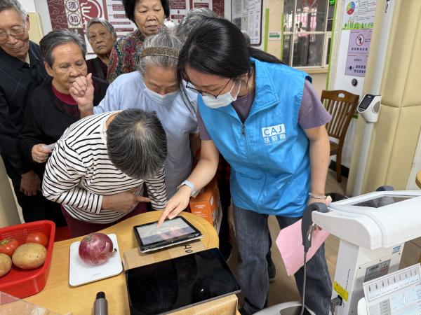 1761637621641485.jpg 邀请社区老年人到“健康驿站”进行自测-小.jpg