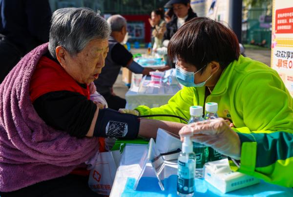 1761637663160951.jpg 在爱心公益市集为老人开展健康咨询服务-小.jpg