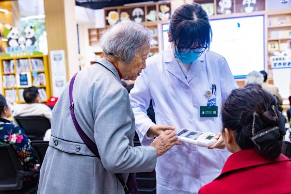 1761637740244209.jpg 特邀四川省第五人民医院营养科医生为老人做基础健康筛查-小.jpg