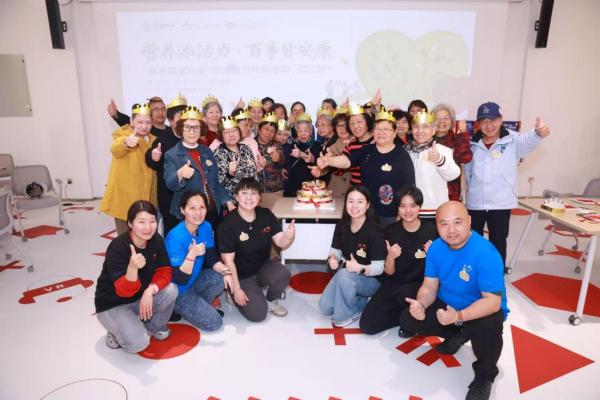 1社工、志愿者陪伴老人一起过生日.jpg