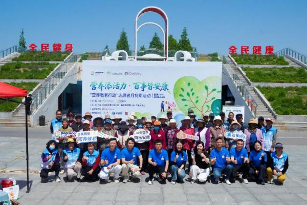 2社工、志愿者与老人合影.jpg