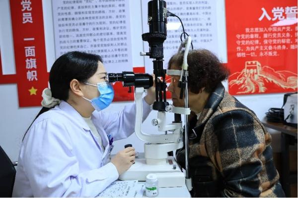 3邀请专业医师为老人开展公益体检.jpg