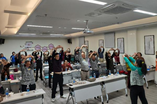 5专业老师带领老人练习银龄养生操.jpg