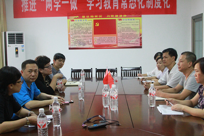 图为：调研组一行在县妇幼保健院会议室召开座谈会.jpg